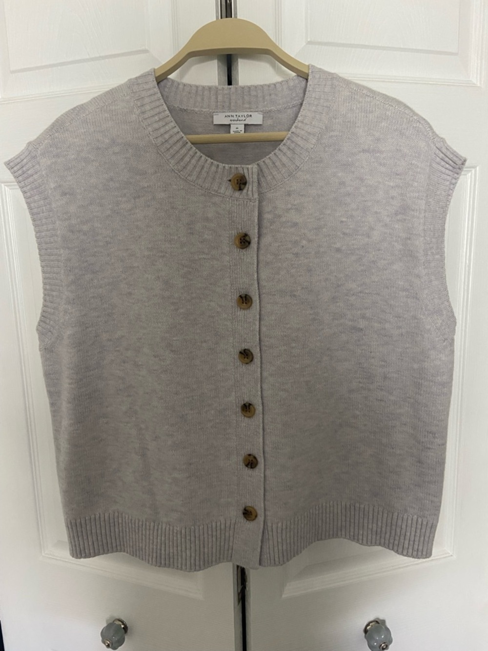 ANN TAYLOR (Weekend Collection) - Sleeveless Button-up Sweater / Size M / Grey